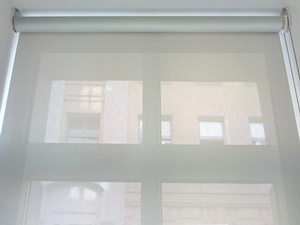 Рулонная штора Люкс 32 на пластиковом окне